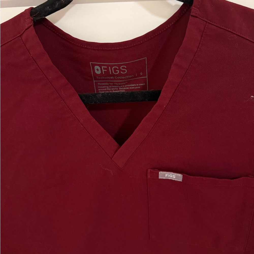 FIGS Technical Collection Scrub Top Burgundy Short Sleeve Size Small - Picture 2 of 4